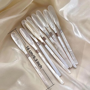 Assiette irrégulière en nacre naturelle couleur crème, plat de service pour dîner, pâtes, desserts, pour la maison ou le café - Product Image 1