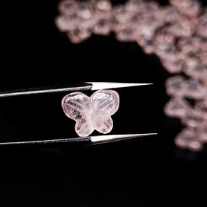 ลูกปัดรูปผีเสื้อโรสควอตซ์ ลูกปัดโรสควอตซ์ธรรมชาติแกะสลักรูปผีเสื้อสำหรับทำเครื่องประดับ ขนาด 14x10 มม. - Product Image 4