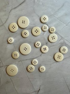 กระดูกควายธรรมชาติ รูปทรงกลม สีขาว แบบสี่รู วัสดุงานฝีมือธรรมชาติ โดย Curio Craft - Product Image 4