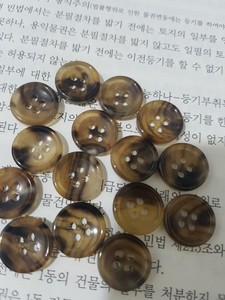 กระดุมเขาควายอาเกตธรรมชาติแกะสลักสไตล์สัตว์พร้อมคุณสมบัติกันน้ำ - Product Image 3