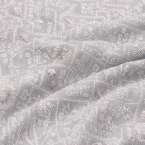 Tissu de sari en organza gris brodé avec détails en sequins pour femmes, vêtements de créateur pour fêtes, vêtements de mariée - Product Image 2