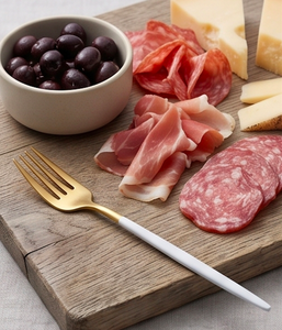Fourchette à tête dorée avec manche en résine blanche – Couverts élégants et raffinés, parfaits pour la table à manger, les essentiels de cuisine et les cadeaux - Product Image 5