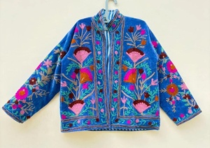 Chaqueta de Invierno de Terciopelo Azul con Bordado Suzani, Chaqueta Corta para Festivales, Abrigo Boho Oversize, Kimono para Mujer, Venta al Por Mayor - Product Image 1