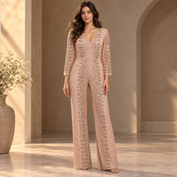 Combinaison de soirée sophistiquée rose poudré ornée de détails, col en V profond |   Combinaison de soirée longue à manches longues, à jambes larges et motifs argentés