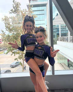 เครื่องแบบเชียร์ลีดเดอร์ของผู้หญิงเครื่องแต่งกายสีม่วงแบบแวววาวพิมพ์ลายเทคนิคการออกแบบตามสั่ง - Product Image 5