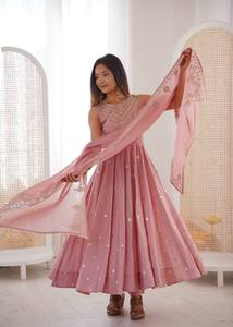 Conjunto de Vestido Anarkali de Seda Romana con Bordado Intenso y Dupatta de Chanderi – Traje Listo para Usar para Fiestas - Product Image 3