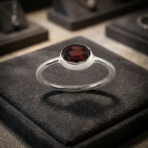 Anillo de Plata de Ley 925 con Granate, Engaste de Bisel, Anillo Minimalista con Piedra Preciosa, Uso Diario para Chicas Jóvenes - Product Image 3