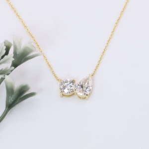 Collar con Colgante de Dos Piedras de Diamante Cultivado en Laboratorio con Corte de Pera, Oro Amarillo, Colgante Toi Et Moi, Joyería Fina Personalizada para Mujer, TULSIYA - Product Image 1