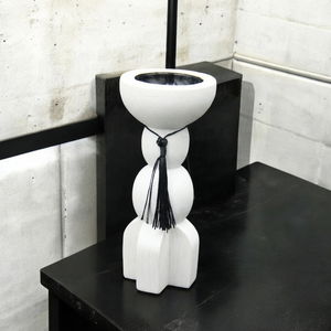 Brûleur d'encens unique en bois blanc avec des silhouettes sphériques empilées et une base structurée pour une décoration moderne - Product Image 5