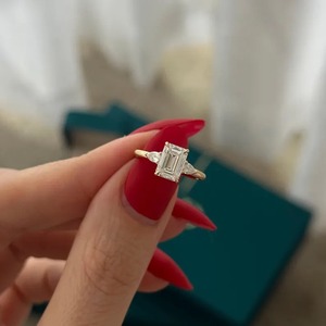 Bague de fiançailles et de mariage en or jaune 18 carats avec diamant de laboratoire taille émeraude, trois pierres, 1,5 carat, et diamants latéraux taille poire émeraude pour femme - Product Image 1