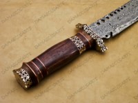 Couteau de chasse à dépecer en acier Damas OEM DIY avec manche en laiton et bois, bord dentelé fixe, haute durabilité, pour l'extérieur