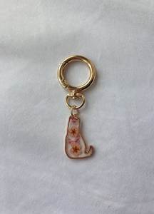 Porte-clés en résine de qualité supérieure avec pétales de rose séchés intégrés, fait main, cadeau souvenir romantique pour toutes les occasions spéciales - Product Image 1