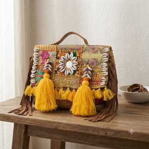 Sac à bandoulière bohème fait main avec coquillages cauris, travail miroir, pompons jaunes, franges marron, patchwork brodé multicolore - Product Image 6