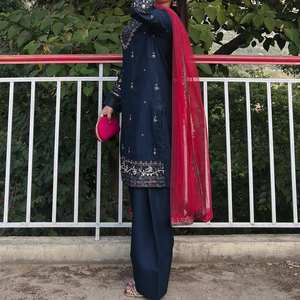 Ensemble de costume LC Designer Navy XL avec broderie de fils de zari et de sequins - Product Image 2