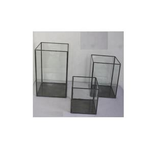 Linterna votiva de latón y vidrio con acabado antiguo, forma cuadrada y soporte de vela de tres tamaños para decoración del hogar - Product Image 1