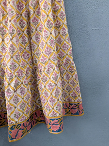 Eleva tu guardarropa étnico con esta elegante falda larga estampada, diseñada para combinar comodidad, tradición y encanto contemporáneo. - Product Image 5