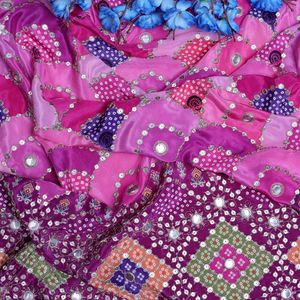ผ้าไหมเครปสีม่วงสดใสและสีชมพูกล้วยไม้ลายสแกลลอป แบนดานี ประดับเลื่อม ปักลายกระจก งานปักหรูหรา สำหรับชุดแต่งกายสไตล์อินเดีย - Product Image 5