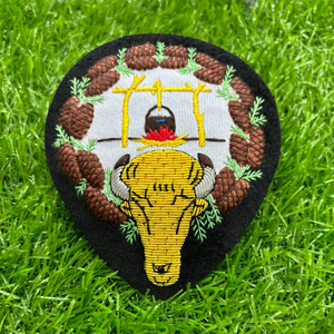 Patch brodé main personnalisable style classique, motif pomme de pin et crâne de taureau en fil d'or, à coudre sur les vêtements et les chapeaux - Product Image 2