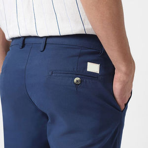 Pantalones chinos de hombre de corte recto con diseño elegante y bolsillos con cordón, pantalones de hombre rectos con rayas curvas. - Product Image 4