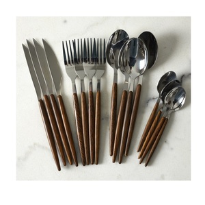 Juego de cubiertos de estilo nórdico con mango de madera, metal pulido a espejo, apto para lavavajillas, para ocasiones de boda. - Product Image 2