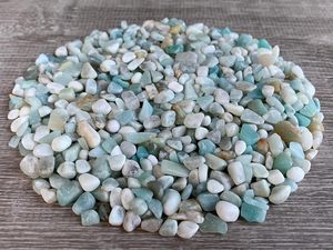 คริสตัลอควอมารีนขนาด 3-5 มม. สลักลายขายส่ง หินบำบัดสีเขียว-น้ำเงิน จำนวนมาก สำหรับตกแต่งบ้านและวันหยุด จาก Amayra Crystals - Product Image 2