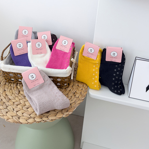 Calcetines de Dormir de Microfibra de Alta Elasticidad, Suaves, Cálidos para Invierno, Calcetines de Estar por Casa Transpirables, Color Caramelo Clásico, Calcetines Afelpados para Mujer - Product Image 3