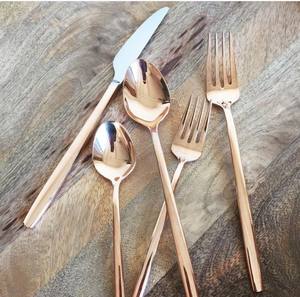 Vajilla y cubertería inspiradas en el escudo noble que elevan la hospitalidad clásica en banquetes a nivel mundial. - Product Image 3