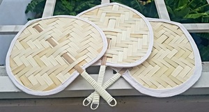 Abanico Decorativo de Palma y Bambú Tejido a Mano por Artesanos Vietnamitas, Ideal para Regalo de Boda y Decoración de Mesa - Product Image 4