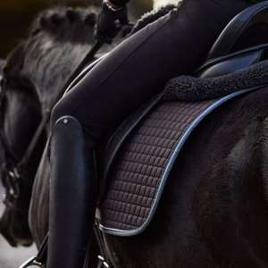 แผ่นรองอานม้าอเนกประสงค์คุณภาพสูง ผลิตตามสั่ง บุด้วยโฟมฝ้ายนุ่ม สำหรับขี่ม้าแบบเดรสสาจ อุปกรณ์ขี่ม้าคุณภาพเยี่ยม - Product Image 1