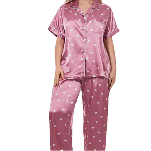Conjunto de pijama de satén rosa para mujer, manga corta, estampado de corazones, cuello con muescas, ropa de dormir con botones, pantalones largos - Product Image 1