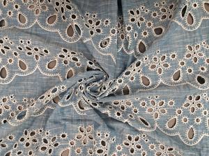 Tela de Algodón Ligera y Transpirable de Buena Calidad, Bordada con Schiffli, Color Azul Claro con Borde de Ojales Blancos, para Confección de Vestidos, Exportación - Product Image 5
