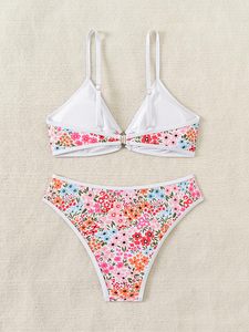 Conjuntos de bikini blancos con estampado floral rosa, disponibles para compras B2B. Fabricación personalizada segura, etiquetado privado y cantidades mínimas bajas. - Product Image 4