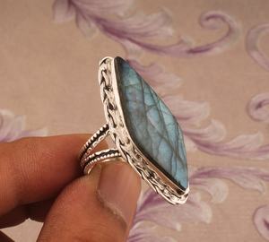 Anillo llamativo de labradorita marquesa – Anillo gótico de filigrana con gema azul brillante, hecho a mano, de plata, regalo para ella - Product Image 1