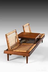 Banc de salon en bois massif artisanal avec assise en rotin tressé à la main, table d'appoint intégrée, design de mobilier contemporain et relaxant - Product Image 2