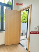 Porte intérieure Dewoo de luxe en WPC, finition moderne, durable, garantie 5 ans, étanche, style bois composite polymère PVC, manuelle