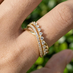 แหวนทองคำ 10K/14K/18K สีเหลือง ประดับเพชรทรงบริลเลียนต์ E VVS2 คุณภาพสูงจาก Sparkledge Creation ดีไซน์เรียบหรู ฝังเพชรแบบไมโครเพฟ เหมาะสำหรับการสวมซ้อนกันได้ - Product Image 5