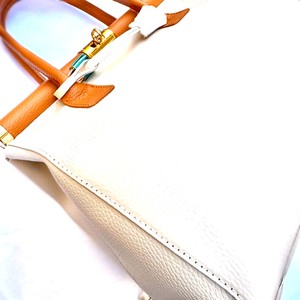 Sac fourre-tout élégant en cuir véritable fait main Royaa pour femme, avec détail lettre, portable, crème et marron, avec fermoir et poignée supérieure blanche - Product Image 3