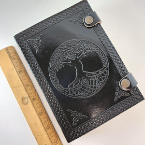 Diario de Cuero Negro con Grabado de Árbol Medieval, Cuaderno Encuadernado en Cuero, 8x6 Pulgadas, 200 Páginas en Blanco, Cierre Doble con Broches de Bronce - Product Image 5