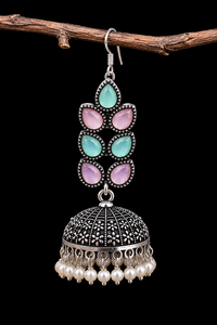 Boucles d'oreilles Jhumka pour femmes, faites à la main, en laiton et alliage de zinc, style floral bohème, plaqué argent antique, avec des gouttes de perles d'imitation - Product Image 5