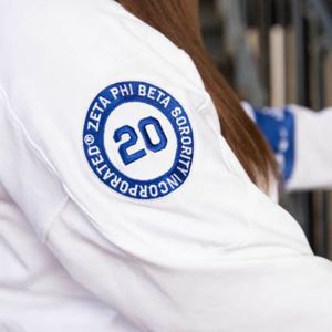 Camiseta Blanca y Azul de Zeta Phi Beta para Mujer, con Letras Griegas Bordadas y Apliques del 1920, Manga Larga, Estilo Casual - Product Image 4