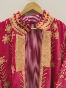 Chaqueta Larga de Terciopelo Rosa de la Colección Premium de Diseñador, Abrigo Tipo Shrug para Mujer, Chaqueta Abierta Hecha a Mano con Diseño Étnico Fusionado - Product Image 2