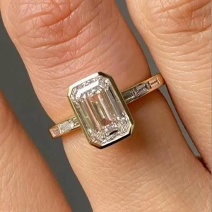 Bague de fiançailles en moissanite taille émeraude avec pierres latérales baguette, style vintage unique, bague Art Déco en moissanite. - Product Image 3