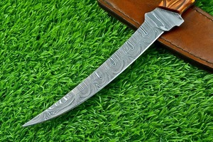 Cuchillo de caza de acero de Damasco con punta caída, mango de madera, filo recto de 0.6mm de grosor y funda de cuero - Product Image 4
