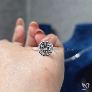 Bague de fiançailles en diamant de laboratoire taille ronde 3,00 ct, sertie d'une monture audacieuse, certifiée IGI, alliance de luxe en diamant. - Product Image 4
