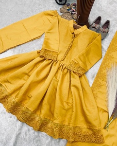Costume Anarkali traditionnel en soie jaune pour filles avec dentelle pour mariage et occasions festives, provenant d'un fournisseur indien - Product Image 4