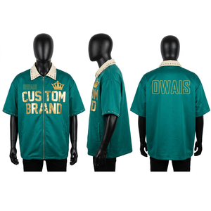 Camisa verde de manga corta con cremallera para hombre, cuello vuelto, estampado de letras con efecto metalizado, estilo urbano informal. - Product Image 1