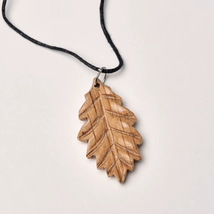 Collier pendentif feuille de chêne en bois, breloque en bois sculpté naturel, bijou artisanal sur cordon noir, décoration faite à la main - Product Image 1