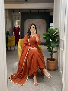 Conjunto de traje Anarkali de seda romana más vendido con pantalón y dupatta, elegante ropa de fiesta para mujer, disponible para ocasiones festivas. - Product Image 4