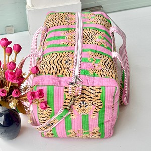Bolsa de Viaje Tipo Weekender Acolchada con Estampado de Tigre, Rosa y Verde a Rayas, Cierre de Cremallera, Gran Capacidad, para Mujer - Product Image 4
