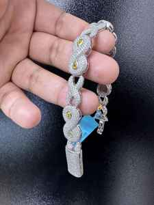 กำไลข้อมือฮิปฮอปทรงกลมเจียระไนแบบบริลเลียนท์ประดับเพชรโมอิสซาไนต์ VVS ตัวเรือนเงินแท้ 925 ชุบทอง ขนาด 13 มม. ดีไซน์แบบ Ice Out สำหรับผู้หญิง - Product Image 6